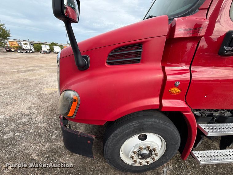 image for item EA7389 2016 Freightliner Cascadia semi truck