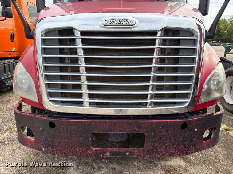 image for item EA7389 2016 Freightliner Cascadia semi truck