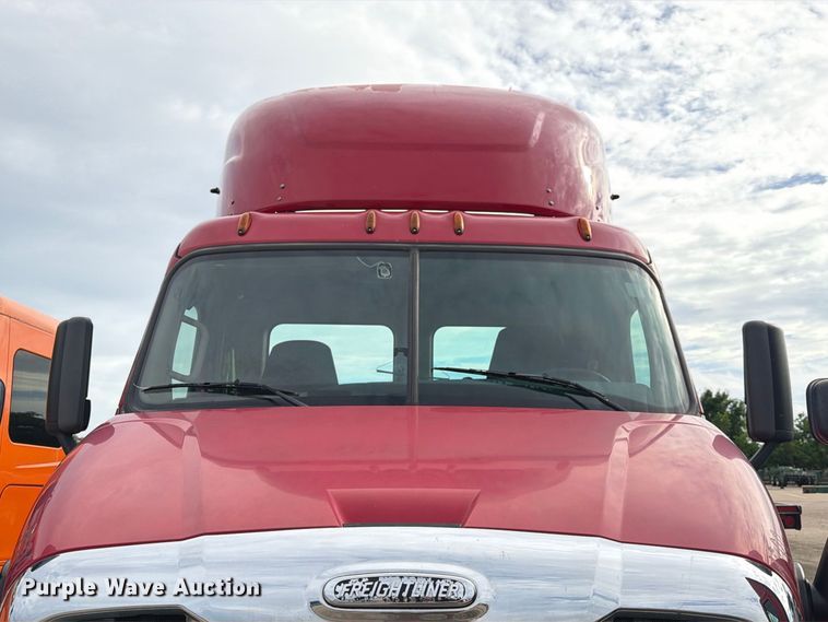 image for item EA7389 2016 Freightliner Cascadia semi truck
