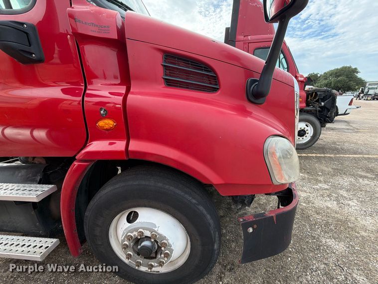 image for item EA7389 2016 Freightliner Cascadia semi truck
