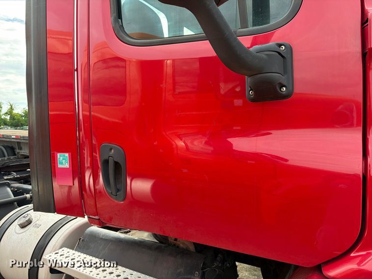 image for item EA7389 2016 Freightliner Cascadia semi truck