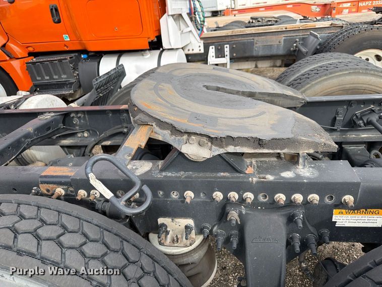 image for item EA7389 2016 Freightliner Cascadia semi truck