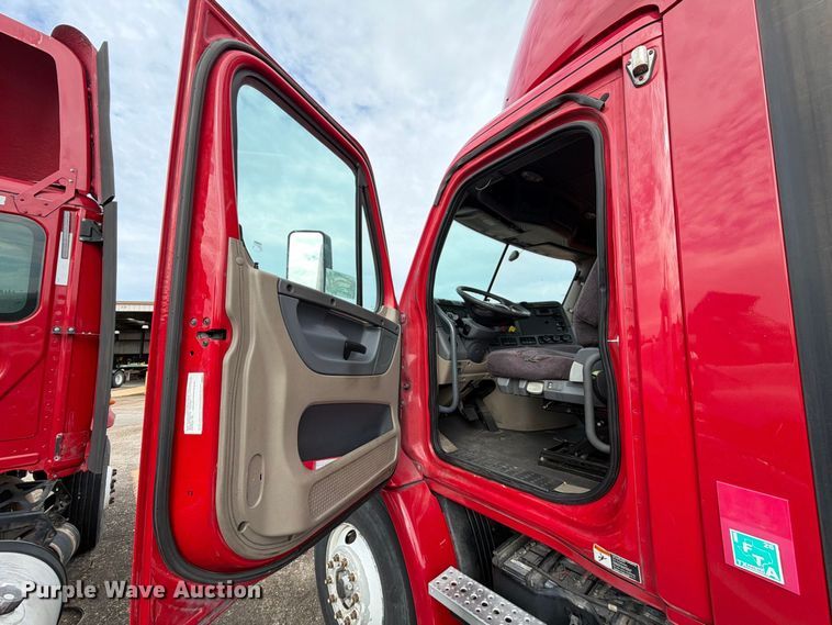 image for item EA7389 2016 Freightliner Cascadia semi truck