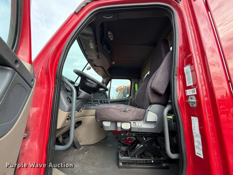 image for item EA7389 2016 Freightliner Cascadia semi truck