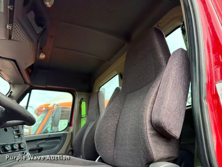image for item EA7389 2016 Freightliner Cascadia semi truck