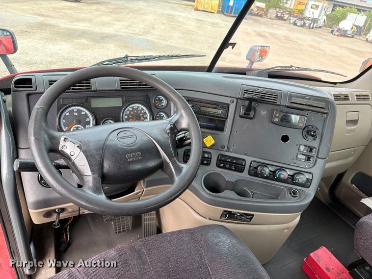image for item EA7389 2016 Freightliner Cascadia semi truck