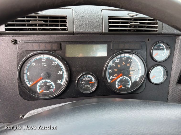 image for item EA7389 2016 Freightliner Cascadia semi truck