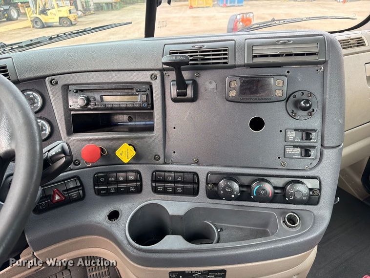 image for item EA7389 2016 Freightliner Cascadia semi truck
