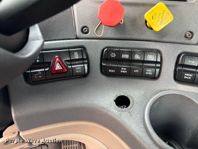 image for item EA7389 2016 Freightliner Cascadia semi truck