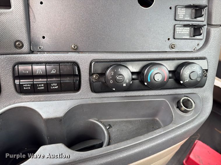 image for item EA7389 2016 Freightliner Cascadia semi truck