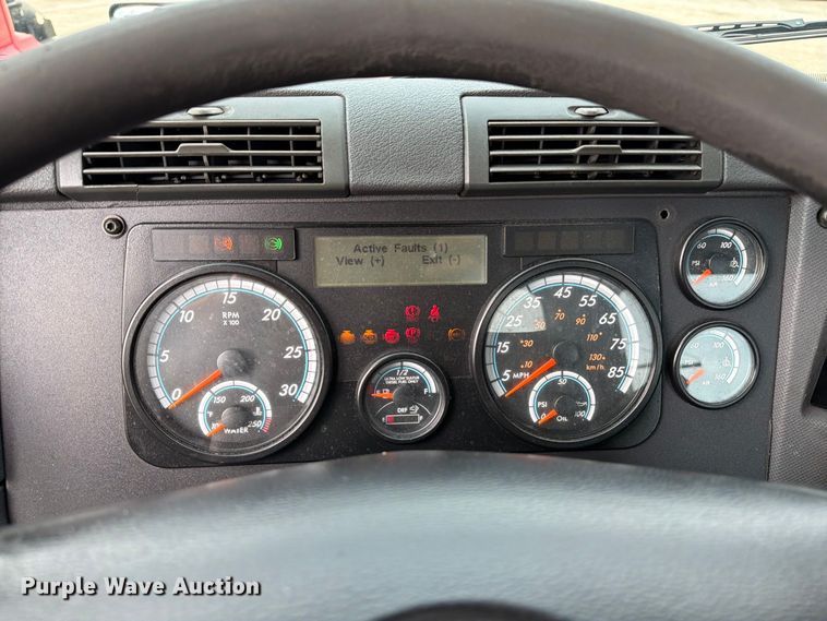 image for item EA7389 2016 Freightliner Cascadia semi truck