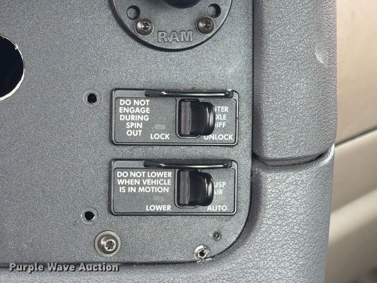 image for item EA7389 2016 Freightliner Cascadia semi truck