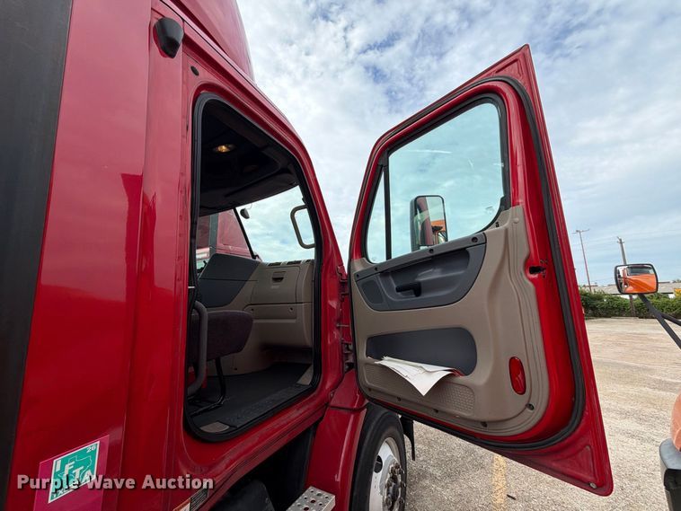 image for item EA7389 2016 Freightliner Cascadia semi truck