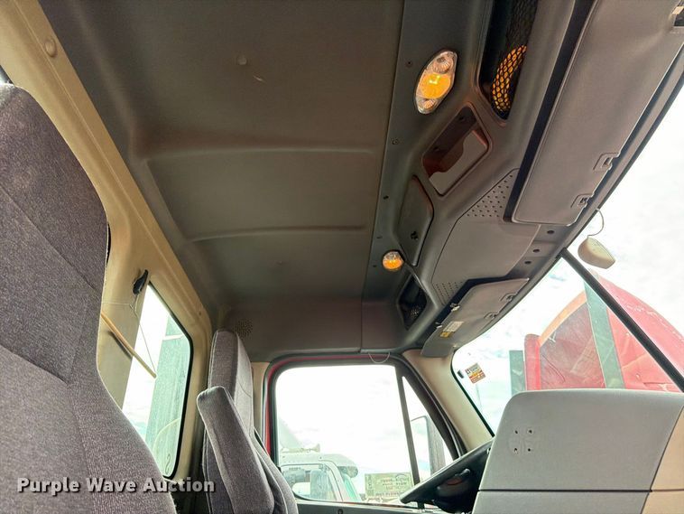 image for item EA7389 2016 Freightliner Cascadia semi truck