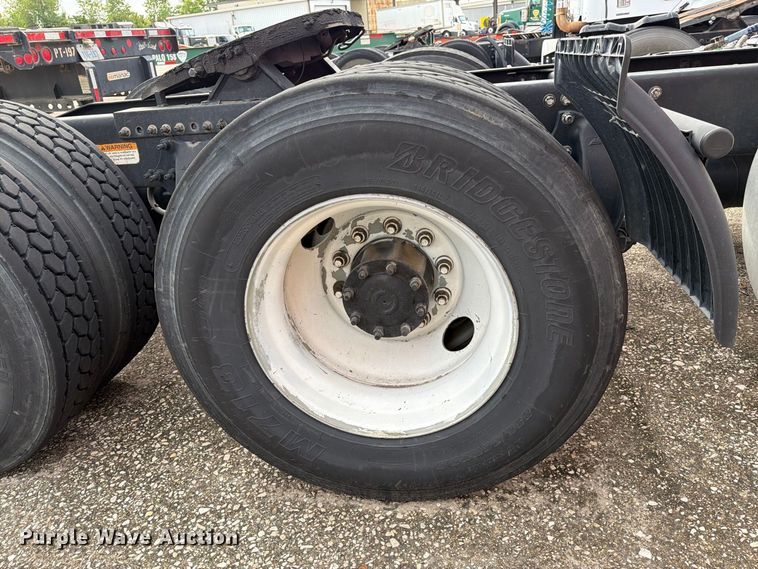 image for item EA7389 2016 Freightliner Cascadia semi truck
