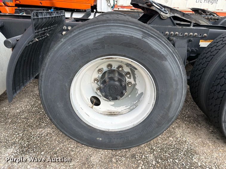 image for item EA7389 2016 Freightliner Cascadia semi truck