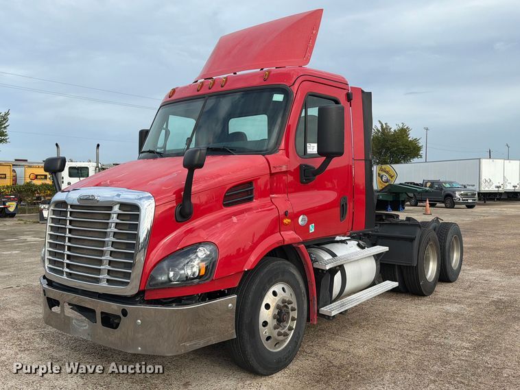 image for item EA7390 2015 Freightliner Cascadia semi truck