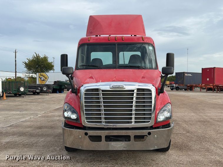 image for item EA7390 2015 Freightliner Cascadia semi truck