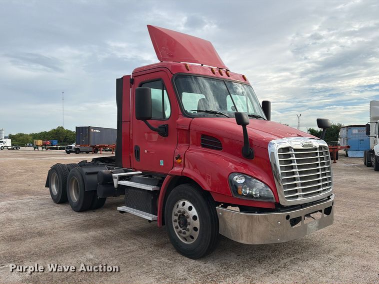 image for item EA7390 2015 Freightliner Cascadia semi truck