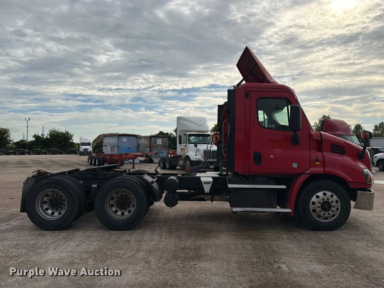 image for item EA7390 2015 Freightliner Cascadia semi truck