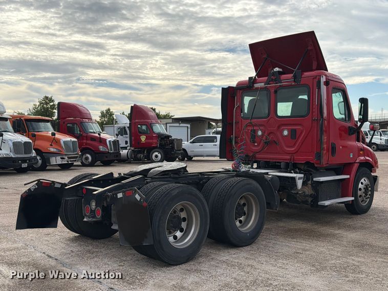 image for item EA7390 2015 Freightliner Cascadia semi truck