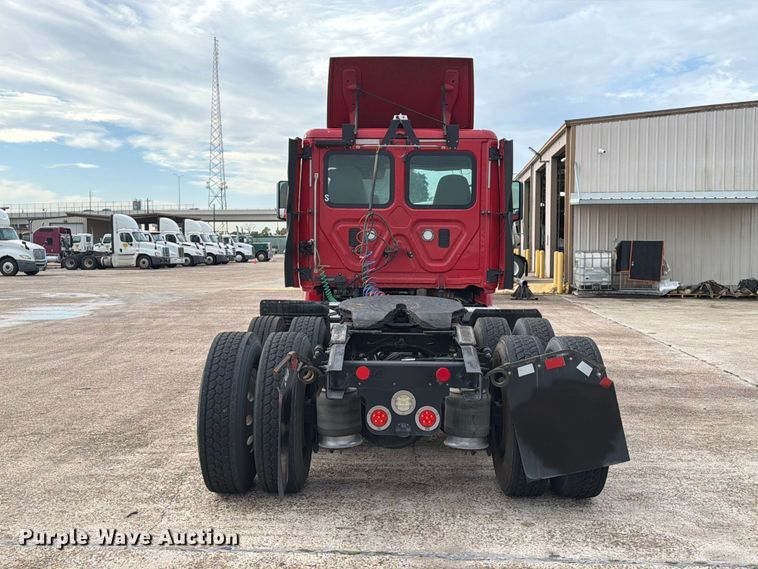 image for item EA7390 2015 Freightliner Cascadia semi truck