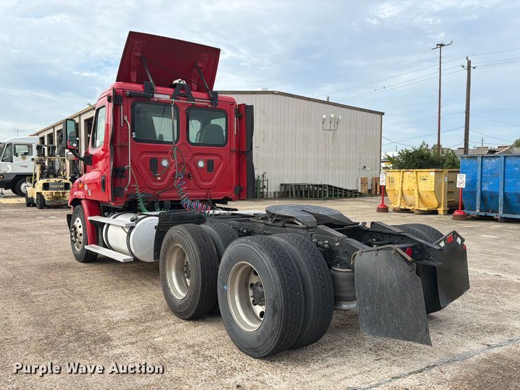 image for item EA7390 2015 Freightliner Cascadia semi truck