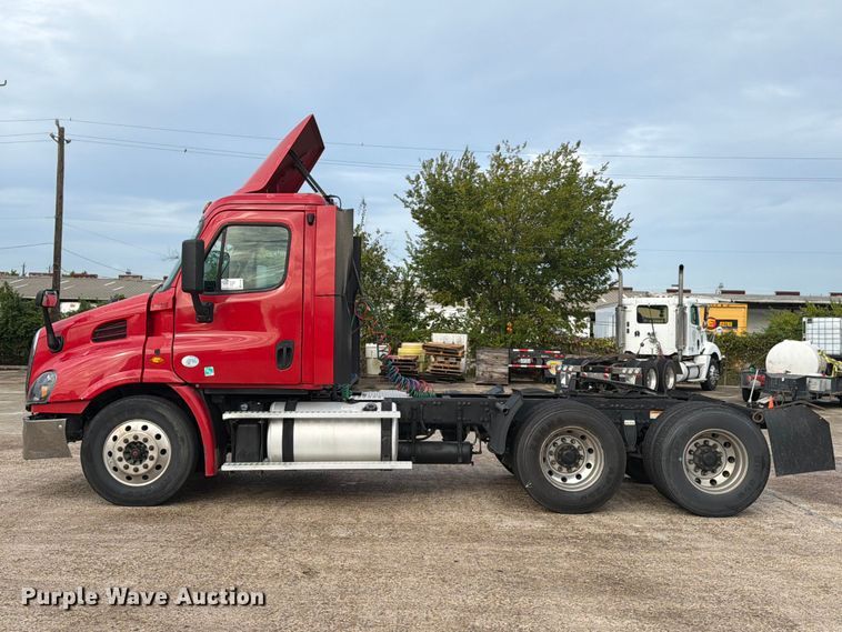 image for item EA7390 2015 Freightliner Cascadia semi truck