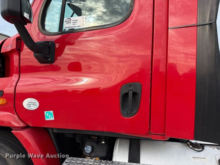 image for item EA7390 2015 Freightliner Cascadia semi truck