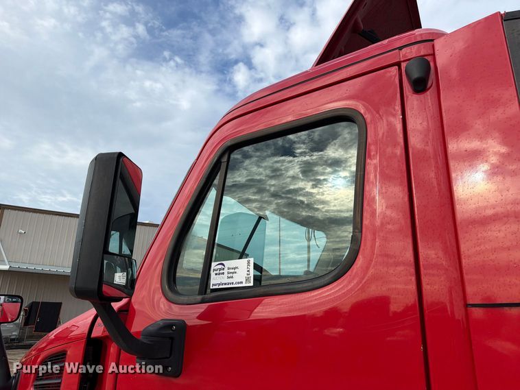 image for item EA7390 2015 Freightliner Cascadia semi truck