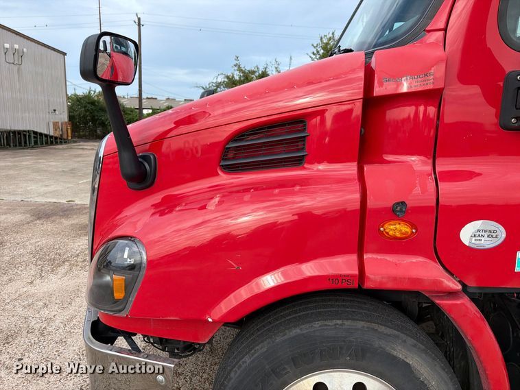 image for item EA7390 2015 Freightliner Cascadia semi truck