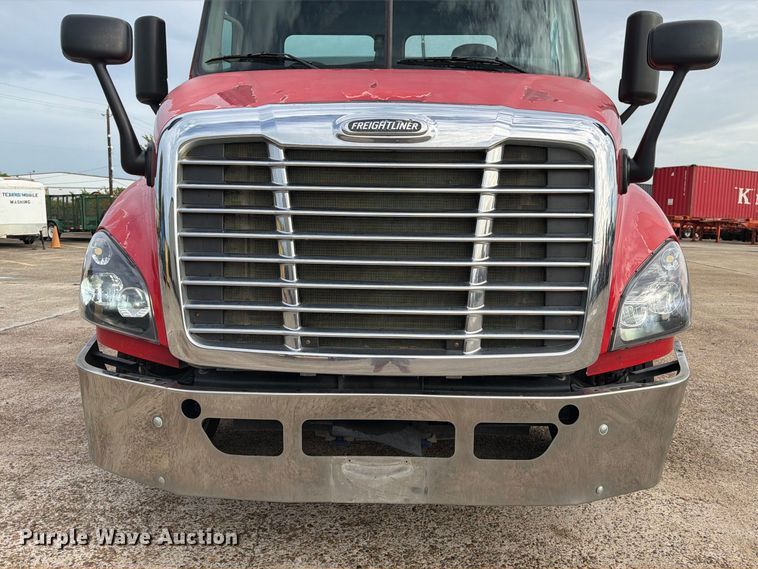 image for item EA7390 2015 Freightliner Cascadia semi truck