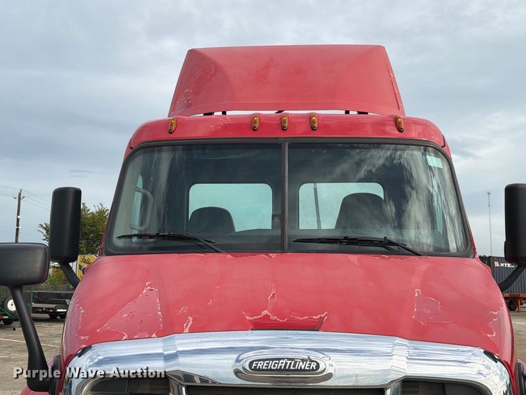 image for item EA7390 2015 Freightliner Cascadia semi truck