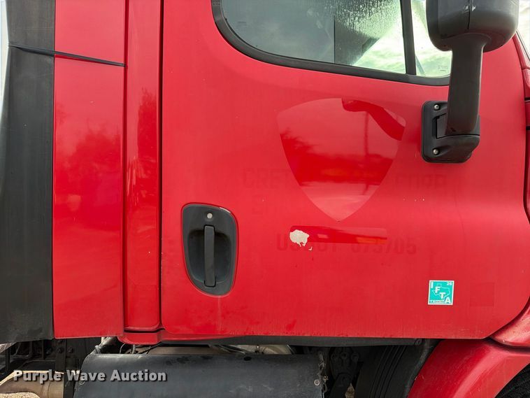 image for item EA7390 2015 Freightliner Cascadia semi truck