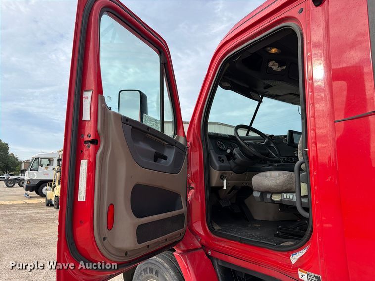 image for item EA7390 2015 Freightliner Cascadia semi truck