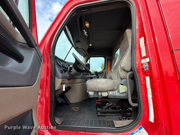 image for item EA7390 2015 Freightliner Cascadia semi truck