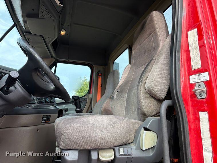 image for item EA7390 2015 Freightliner Cascadia semi truck