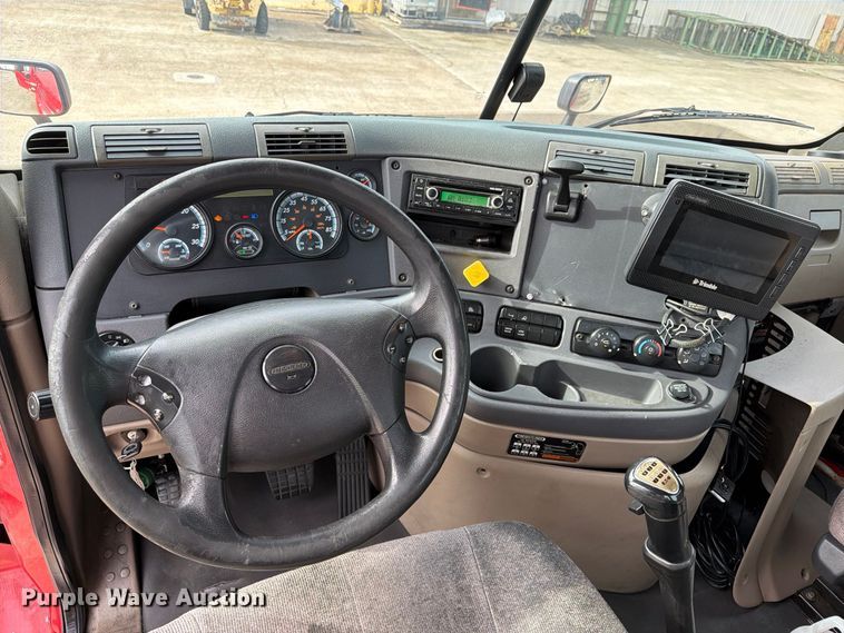 image for item EA7390 2015 Freightliner Cascadia semi truck