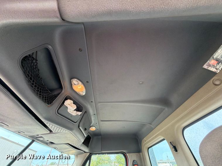 image for item EA7390 2015 Freightliner Cascadia semi truck