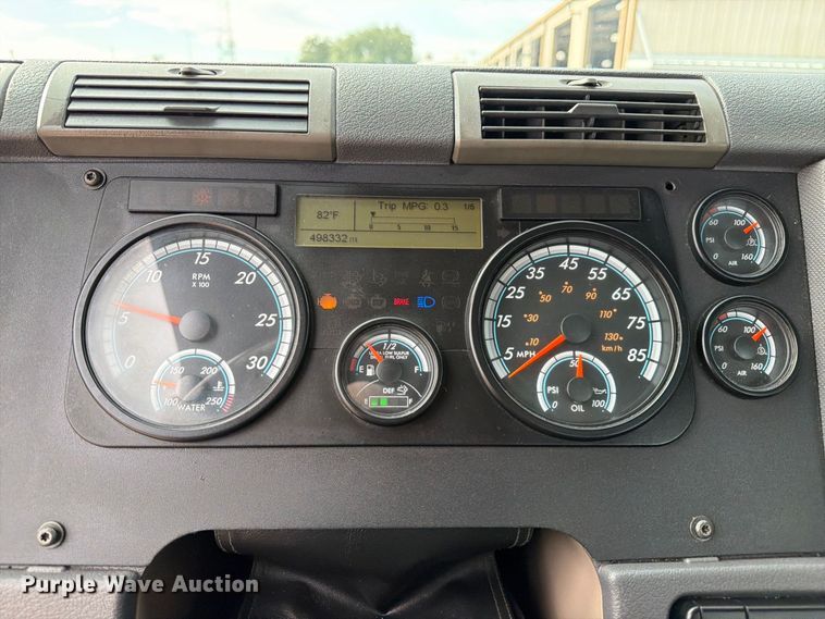 image for item EA7390 2015 Freightliner Cascadia semi truck