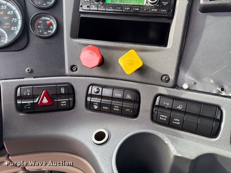 image for item EA7390 2015 Freightliner Cascadia semi truck