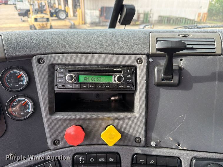 image for item EA7390 2015 Freightliner Cascadia semi truck