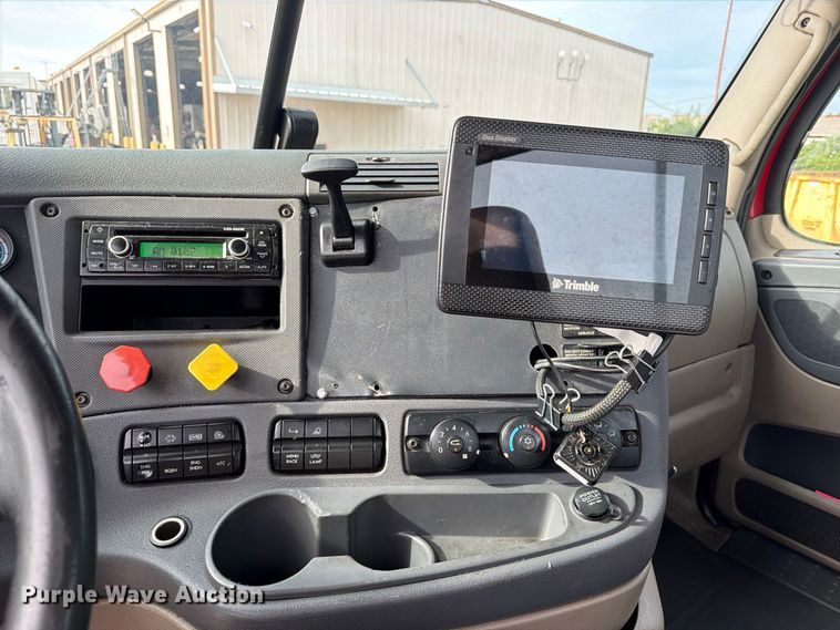 image for item EA7390 2015 Freightliner Cascadia semi truck