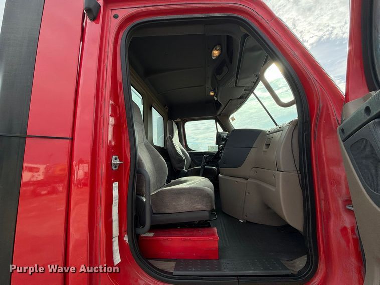 image for item EA7390 2015 Freightliner Cascadia semi truck