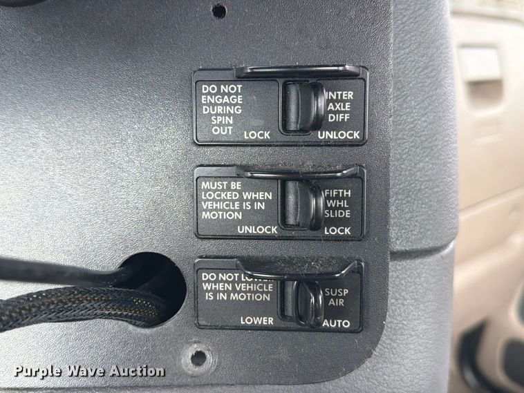 image for item EA7390 2015 Freightliner Cascadia semi truck