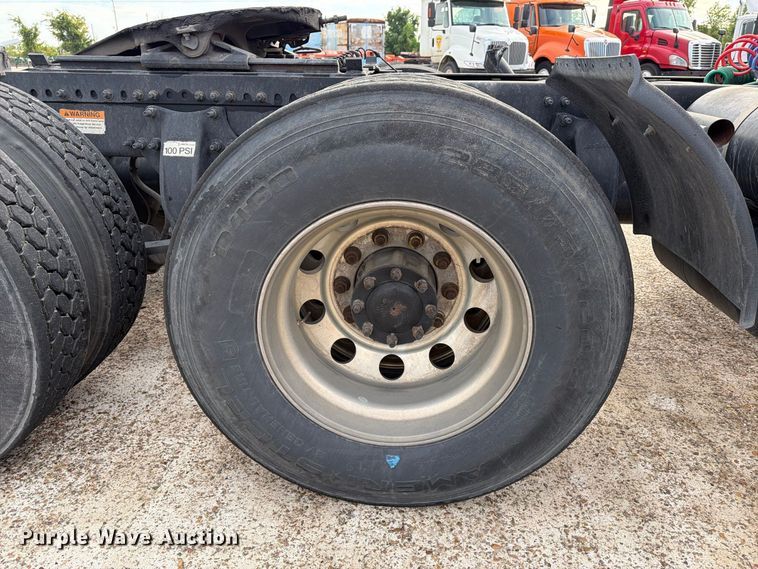 image for item EA7390 2015 Freightliner Cascadia semi truck