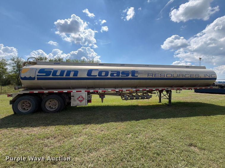image for item EA7396 2001 Heil Trailer International fuel trailer