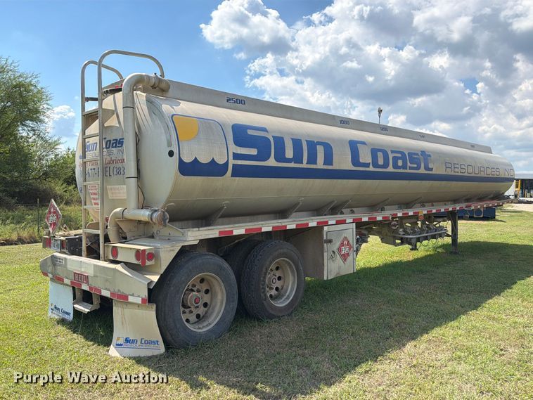 image for item EA7396 2001 Heil Trailer International fuel trailer