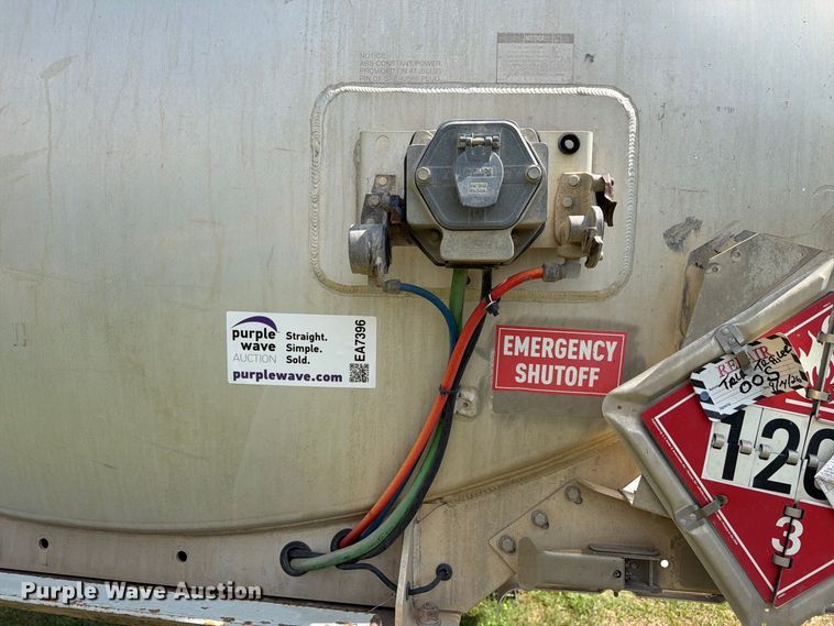 image for item EA7396 2001 Heil Trailer International fuel trailer