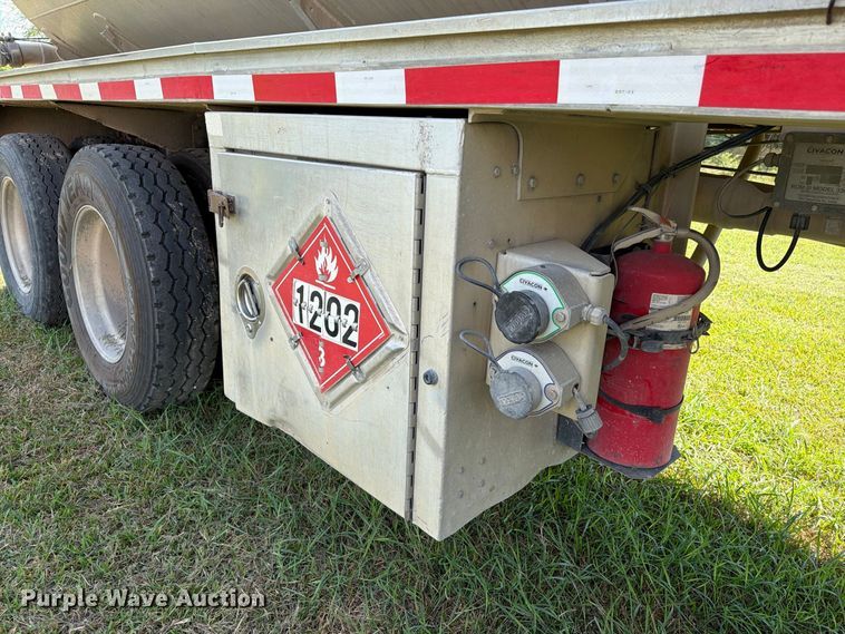 image for item EA7396 2001 Heil Trailer International fuel trailer